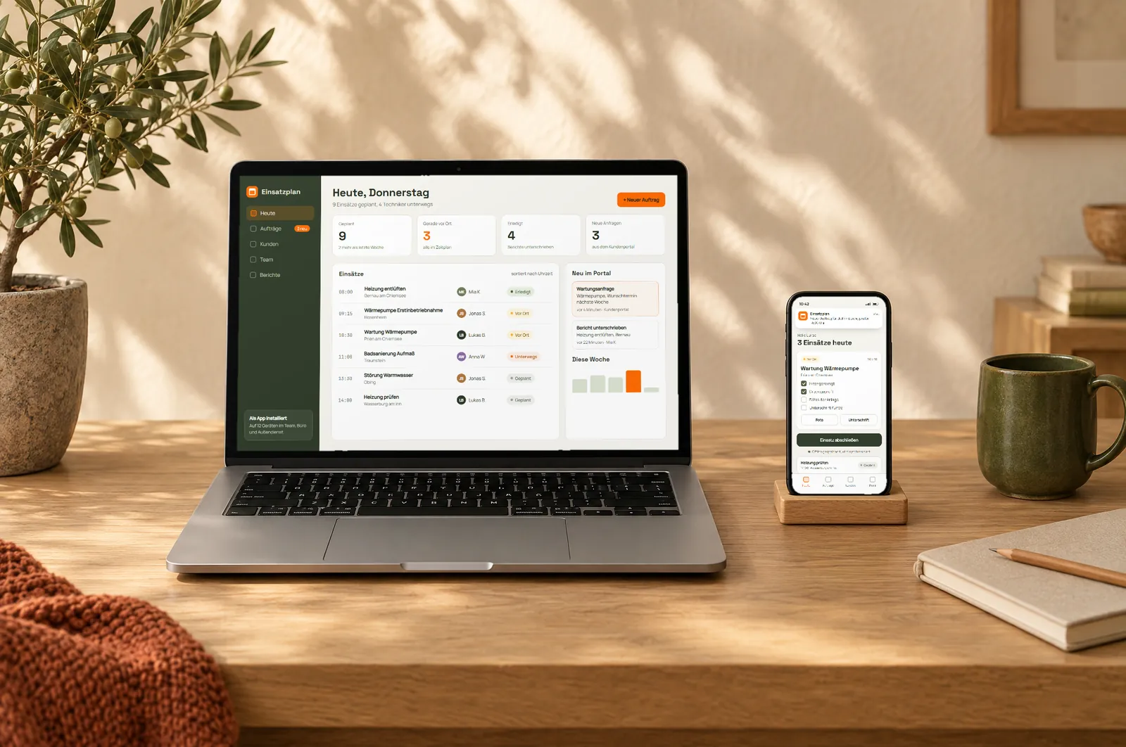 Laptop und Smartphone auf einem Holztisch, beide zeigen dieselbe App: am Laptop die Einsatzplanung fürs Büro mit allen Aufträgen des Tages, am Handy die Ansicht für den Techniker mit Checkliste, Push-Nachricht und dem Hinweis, dass offline gespeichert wurde