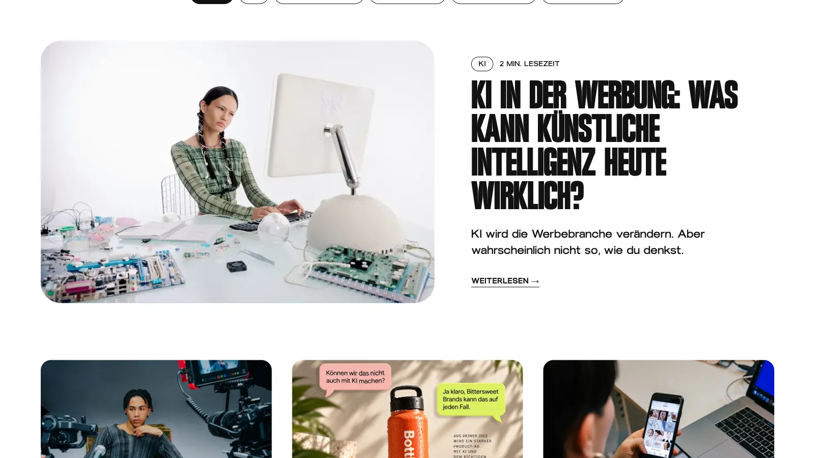 Blog auf bittersweet-brands.de: oben Themenfilter, darunter der Aufmacher „KI in der Werbung: Was kann künstliche Intelligenz heute wirklich?“ mit Foto einer Frau an einem Schreibtisch mit Technik, darunter drei weitere Beiträge im Raster