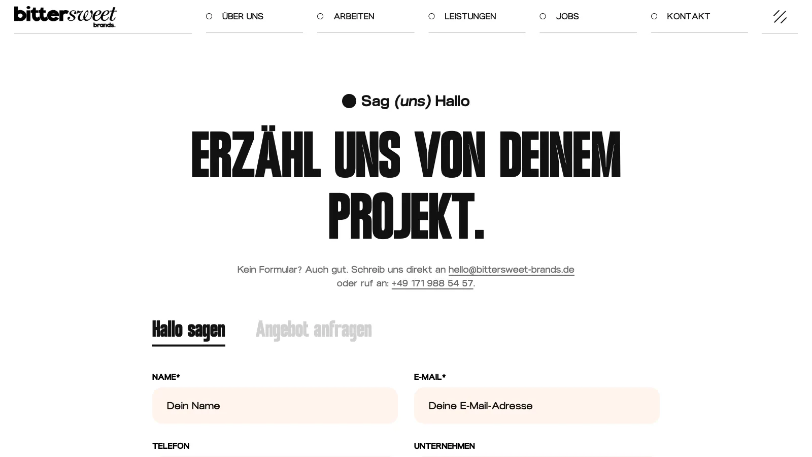 Kontaktseite auf bittersweet-brands.de: Überschrift „Erzähl uns von deinem Projekt.“ in großen schwarzen Versalien, darunter E-Mail und Telefon, die Reiter Hallo sagen und Angebot anfragen und die ersten Formularfelder