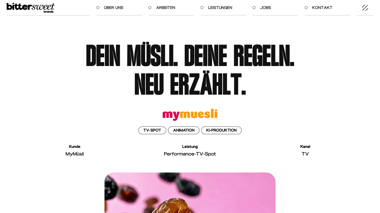 Projektseite MyMüsli auf bittersweet-brands.de: zentriert der Claim „Dein Müsli. Deine Regeln. Neu erzählt.“ in schwarzen Versalien, darunter das farbige MyMüsli-Logo, Etiketten TV-Spot, Animation und KI-Produktion, die Angaben Kunde, Leistung und Kanal und der Beginn des Spots in Pink