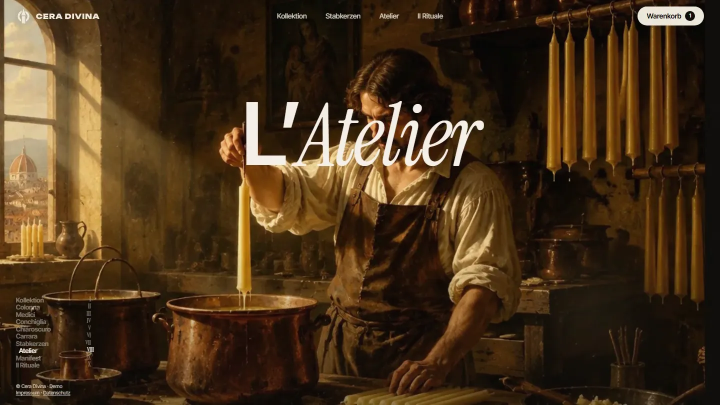 Kapitel „L’Atelier“ auf cera-divina.com: ein Kerzenzieher in einer Werkstatt im Gegenlicht zieht eine helle Kerze aus einem Kupferkessel, an der Wand hängen Reihen gelber Kerzen, über dem Bild der Titel