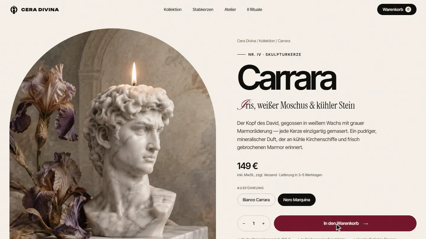 Produktseite der Carrara auf cera-divina.com: links ein David-Kopf aus weißem Wachs mit brennendem Docht vor Iris-Blüten in einem Bogen, rechts Titel, Duftnote, Beschreibung, Preis 149 Euro, Wahl der Ausführung und der Knopf „In den Warenkorb“