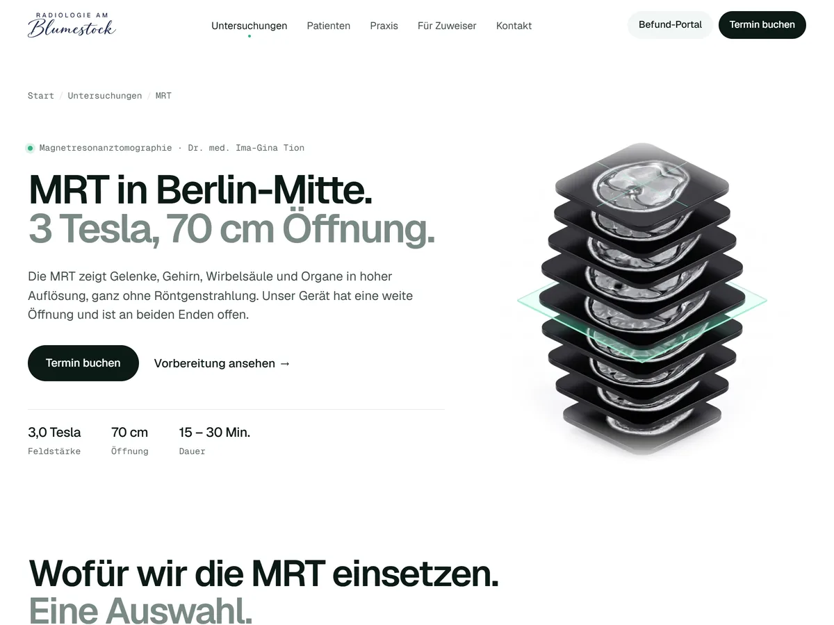 MRT-Seite auf drimagination.de: Headline „MRT in Berlin-Mitte. 3 Tesla, 70 cm Öffnung.“, darunter Termin-Button und drei Kennzahlen, rechts ein schwebender Stapel aus schwarzen Platten mit leuchtenden MRT-Schnittbildern