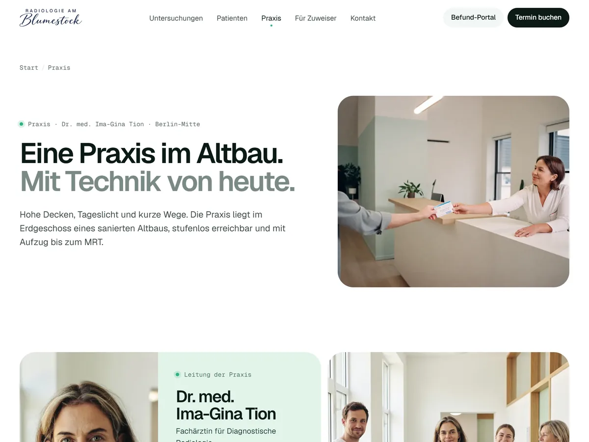 Praxis-Seite auf drimagination.de: Headline „Eine Praxis im Altbau. Mit Technik von heute.“, rechts ein Foto vom hellen Empfang, an dem eine Mitarbeiterin eine Versichertenkarte entgegennimmt