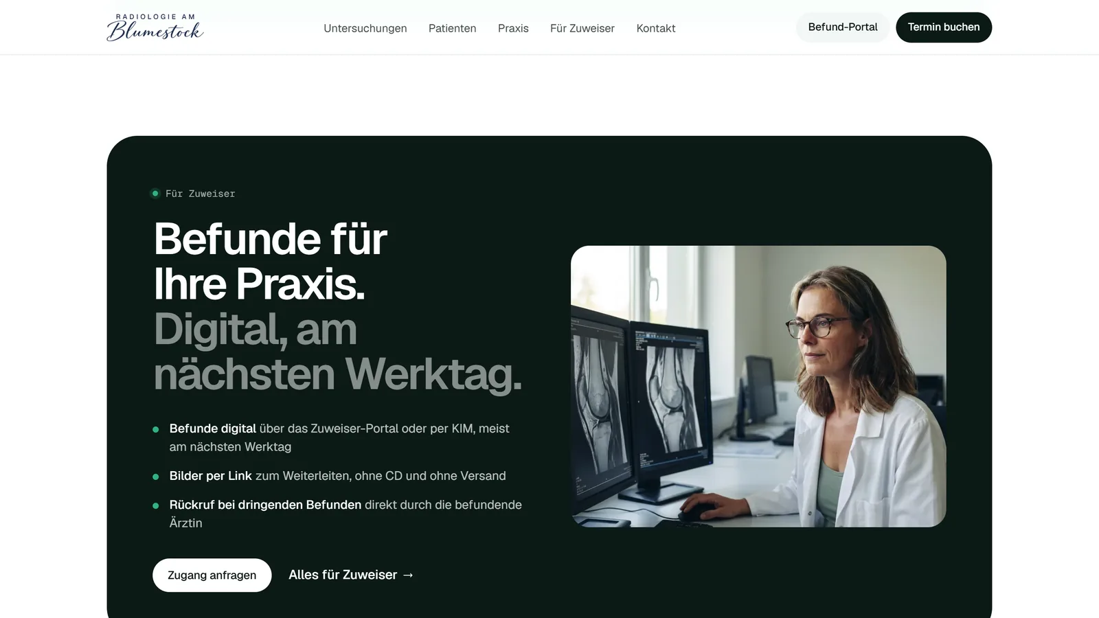 Abschnitt für Zuweiser auf drimagination.de: dunkelgrüne Fläche mit der Headline „Befunde für Ihre Praxis. Digital, am nächsten Werktag.“, drei Punkte zu digitalen Befunden, Bildern per Link und Rückruf bei dringenden Befunden, rechts die Ärztin an zwei Befundmonitoren