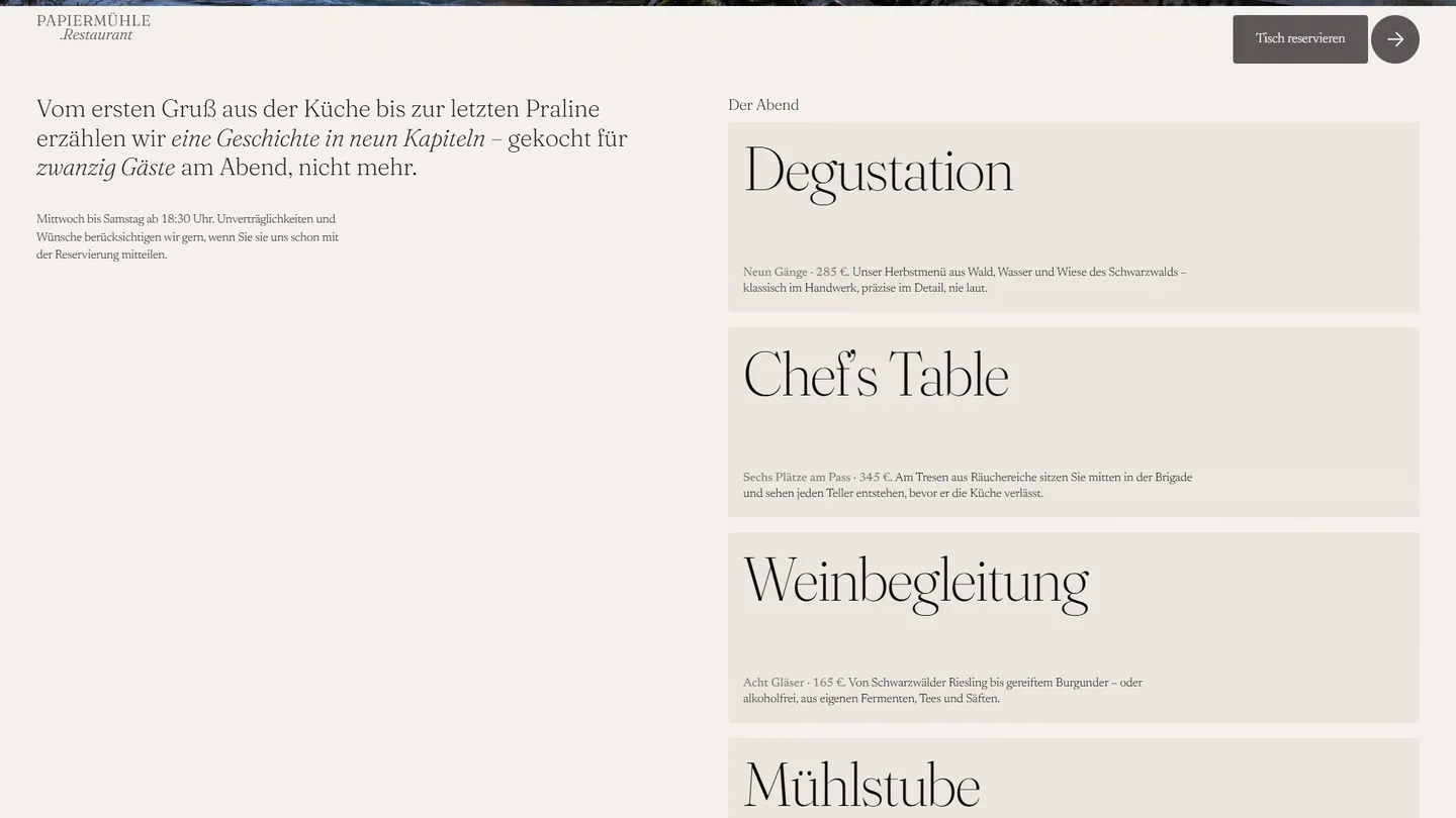 Abschnitt „Der Abend“ auf papiermühle-restaurant.de: links ein einleitender Absatz, rechts vier helle Karten untereinander mit Degustation, Chef’s Table, Weinbegleitung und Mühlstube in großer Serifenschrift