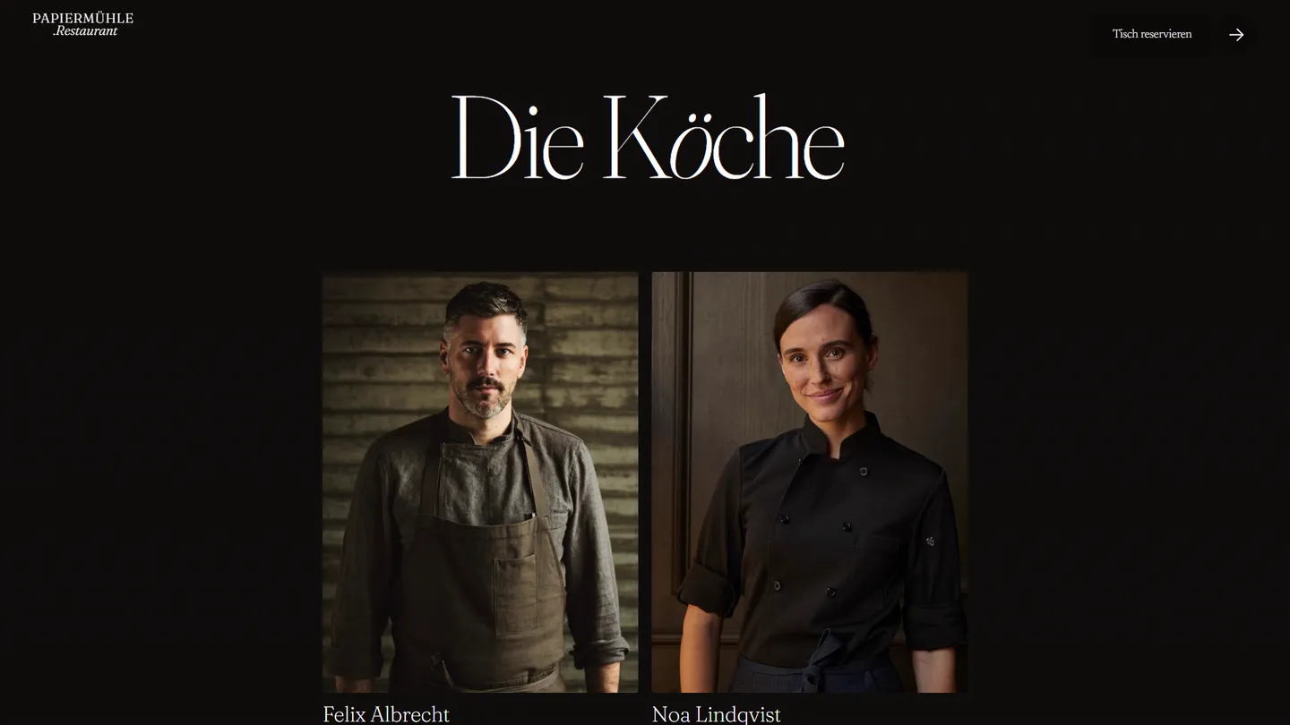 Abschnitt „Die Köche“ auf papiermühle-restaurant.de: auf schwarzem Grund der Titel in großer Serifenschrift, darunter die Porträts von Küchenchef und Chef Pâtissière nebeneinander