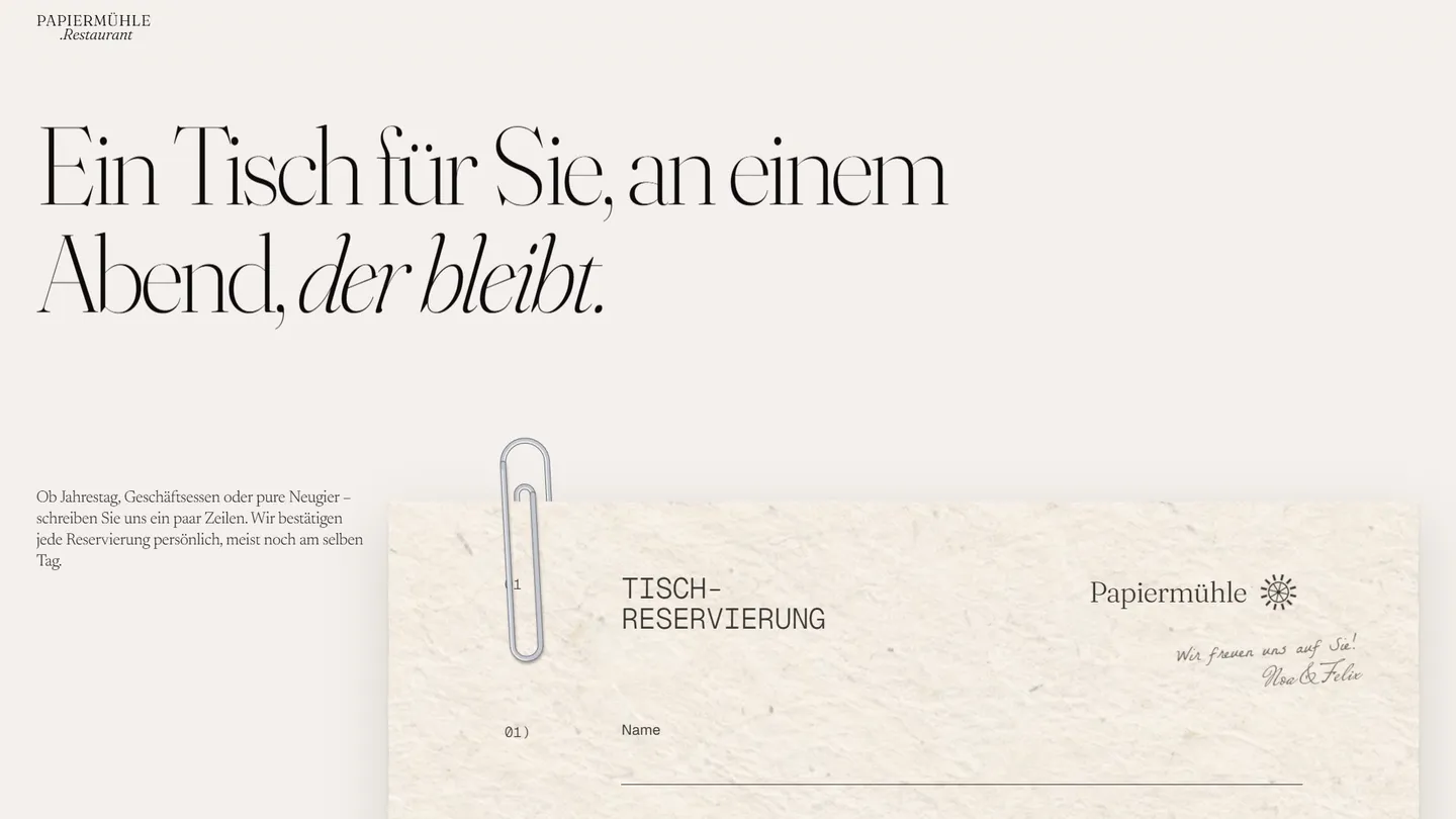 Abschnitt „Ein Tisch für Sie, an einem Abend, der bleibt.“ auf papiermühle-restaurant.de: große Überschrift, darunter ein Bogen Büttenpapier mit Büroklammer, Titel „Tisch-Reservierung“ in Schreibmaschinenschrift und ein handschriftlicher Gruß