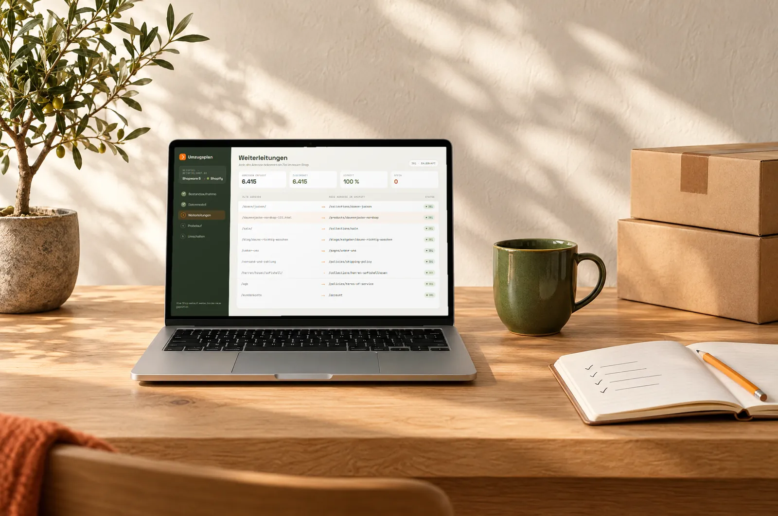 Laptop auf einem Holztisch, daneben ein Olivenbaum, eine Tasse und Umzugskartons. Auf dem Bildschirm ein Weiterleitungsplan für den Umzug zu Shopify: alte Shop-Adressen links, die neuen Shopify-Adressen rechts, jede mit 301-Weiterleitung