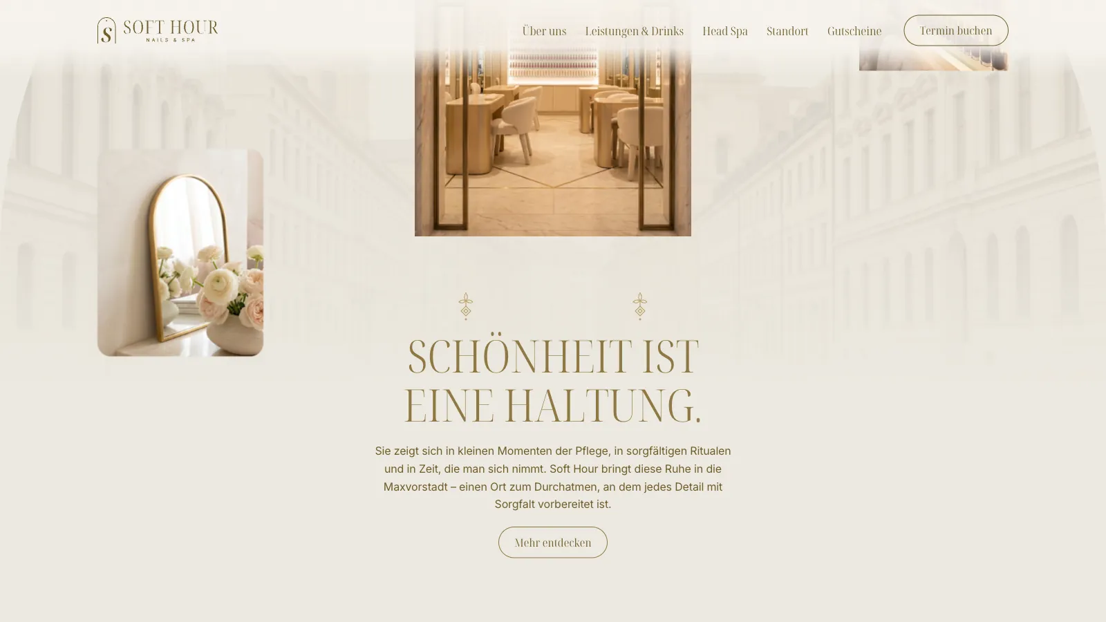 Abschnitt „Schönheit ist eine Haltung.“ auf soft-hour.de: auf hellem Greige die Überschrift in goldenen Versalien mit kurzem Text, darüber ein Blick durch einen goldenen Rundbogen in den Salon, links ein Spiegel mit weißen Blumen
