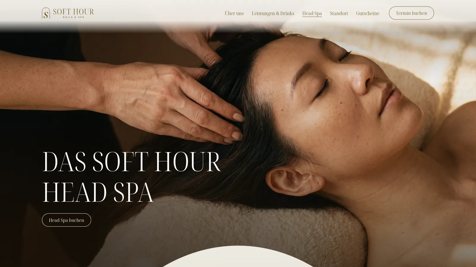 Head-Spa-Seite auf soft-hour.de: eine Frau mit geschlossenen Augen liegt entspannt, zwei Hände massieren ihre Kopfhaut, links in hellen Versalien „Das Soft Hour Head Spa“ und ein Knopf zur Buchung