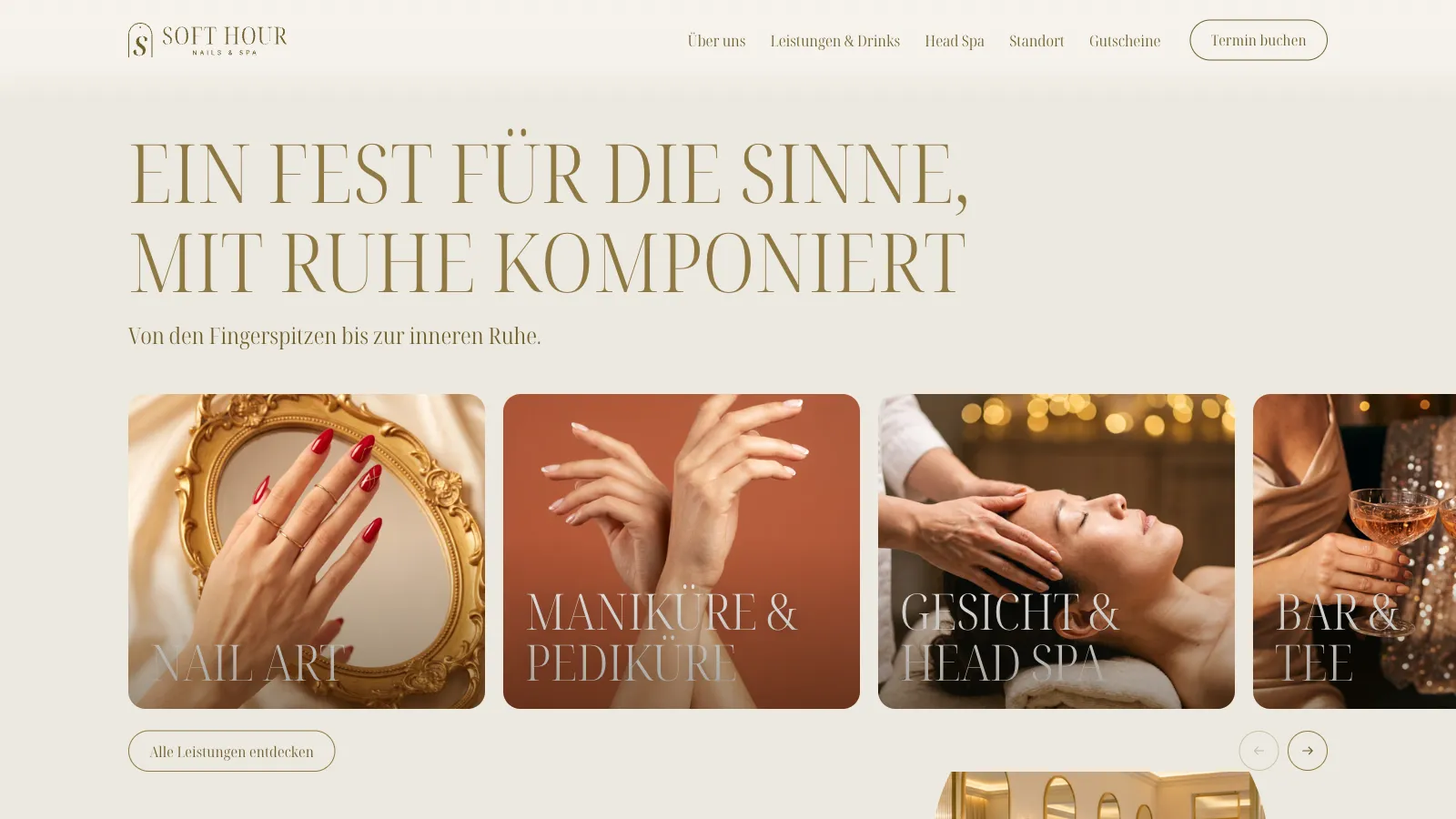 Abschnitt „Ein Fest für die Sinne, mit Ruhe komponiert“ auf soft-hour.de: vier hohe Bildkarten nebeneinander mit roten Nägeln vor einem goldenen Spiegel, Händen vor Terrakotta, einer Kopfmassage und Gläsern an der Bar, darauf die Namen der Bereiche