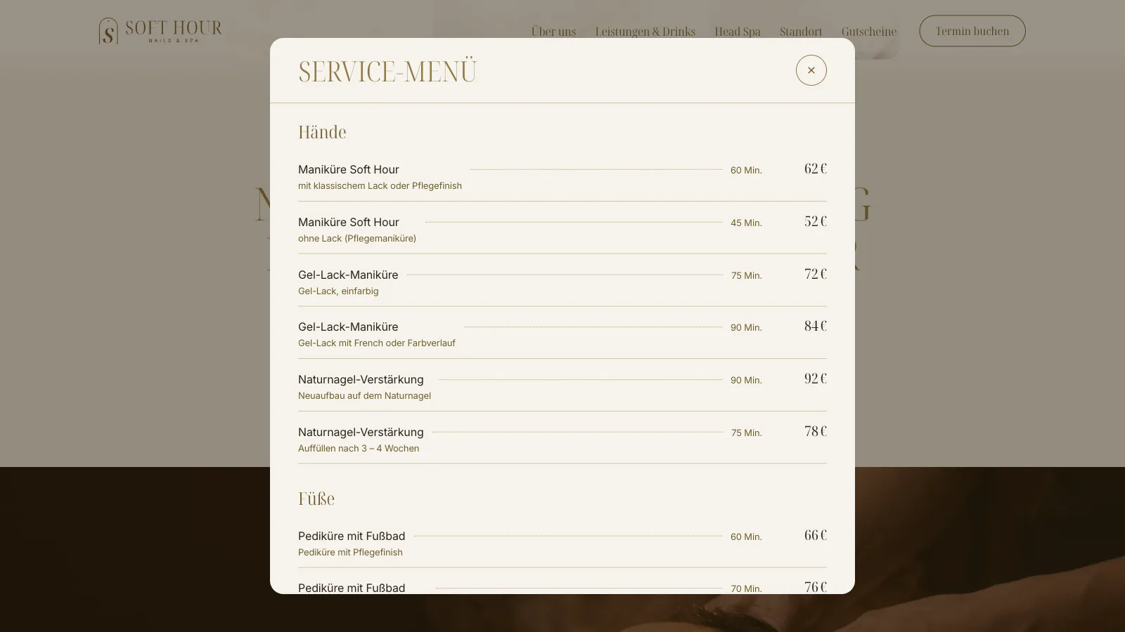 Geöffnetes Service-Menü auf soft-hour.de: eine helle Karte über der abgedunkelten Seite, oben „Service-Menü“, darunter unter „Hände“ die Behandlungen von der Maniküre Soft Hour bis zur Naturnagel-Verstärkung mit Dauer in Minuten und Preis, darunter der Beginn von „Füße“