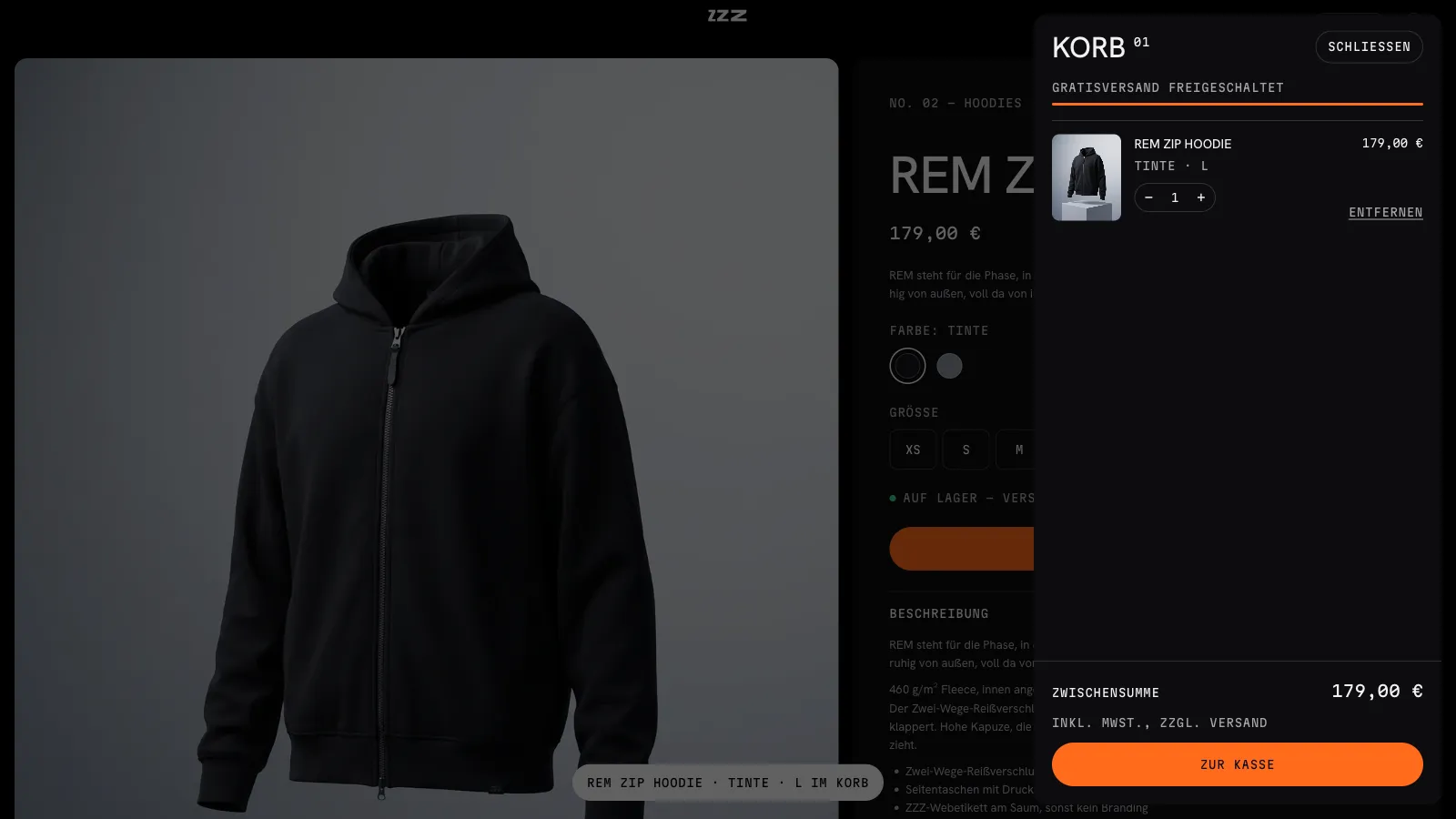 Geöffneter Warenkorb auf streetwearzzz.de: rechts eine dunkle Leiste mit der Überschrift „Korb 01“, dem Hinweis „Gratisversand freigeschaltet“, dem REM Zip Hoodie in Tinte, Größe L, Zwischensumme 179 Euro und einem orangefarbenen Knopf „Zur Kasse“, links abgedunkelt die Produktseite