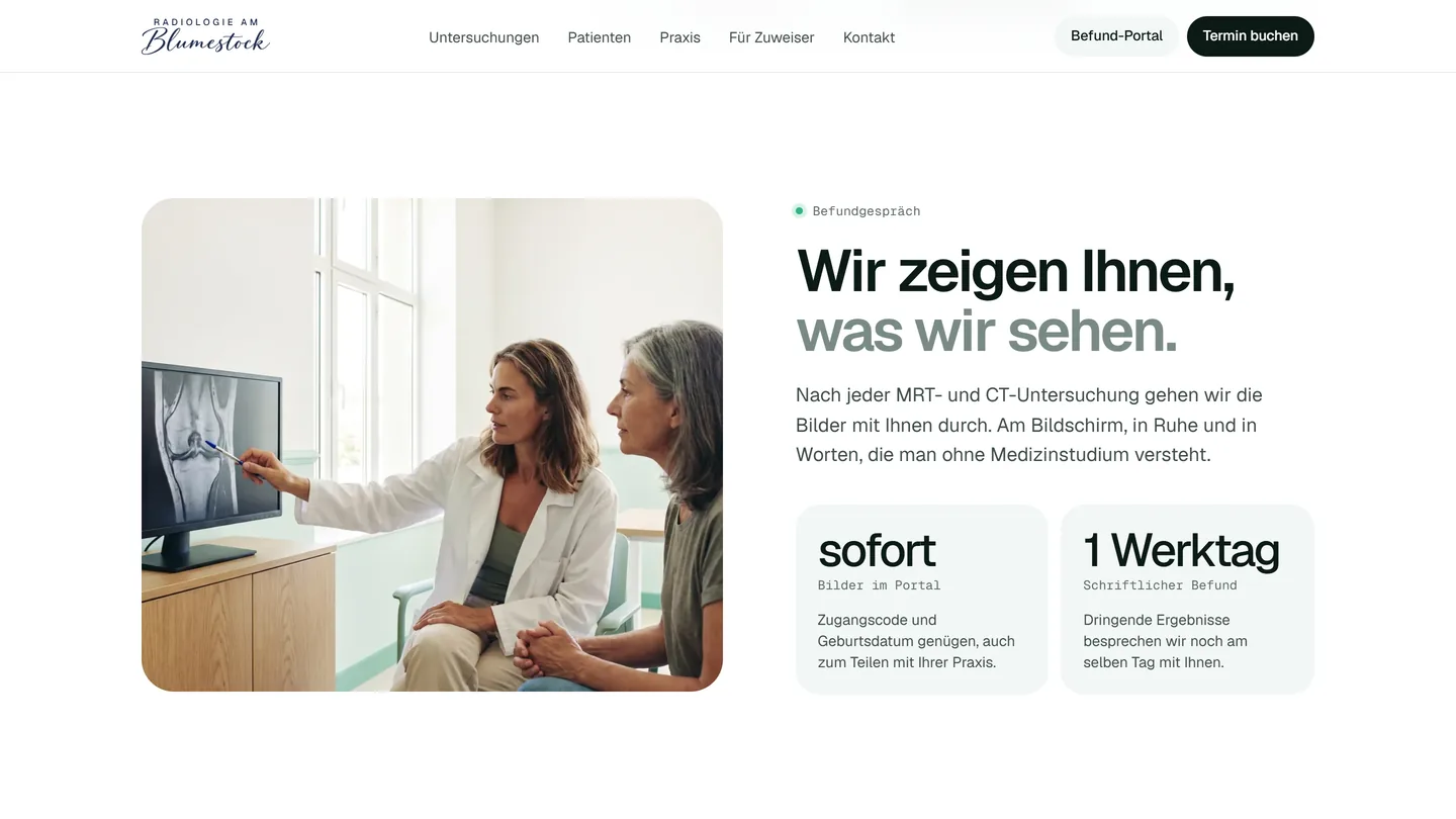 Abschnitt „Wir zeigen Ihnen, was wir sehen.“ auf drimagination.de: links ein Foto, auf dem die Ärztin einer Patientin am Bildschirm eine MRT-Aufnahme des Knies erklärt, rechts zwei Kacheln zu Bildern im Portal und zum schriftlichen Befund