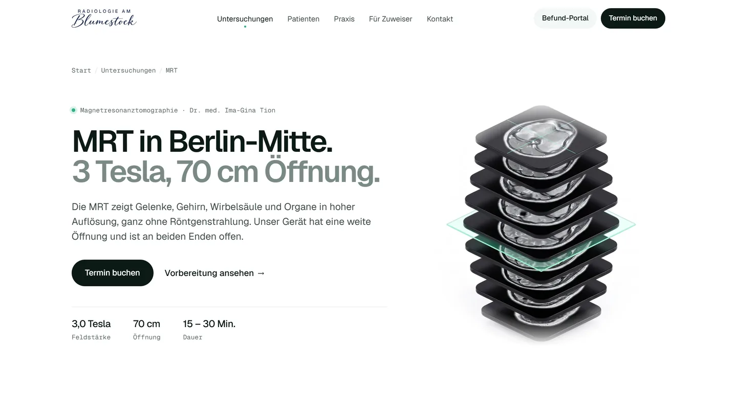 MRT-Seite auf drimagination.de: Headline „MRT in Berlin-Mitte. 3 Tesla, 70 cm Öffnung.“, darunter Termin-Button und drei Kennzahlen, rechts ein schwebender Stapel aus schwarzen Platten mit leuchtenden MRT-Schnittbildern