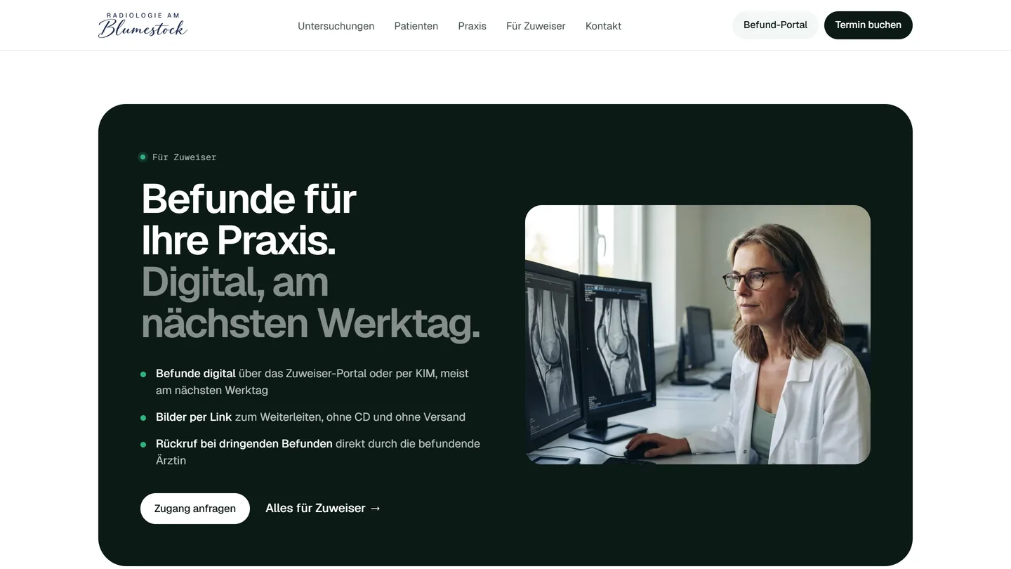 Abschnitt für Zuweiser auf drimagination.de: dunkelgrüne Fläche mit der Headline „Befunde für Ihre Praxis. Digital, am nächsten Werktag.“, drei Punkte zu digitalen Befunden, Bildern per Link und Rückruf bei dringenden Befunden, rechts die Ärztin an zwei Befundmonitoren