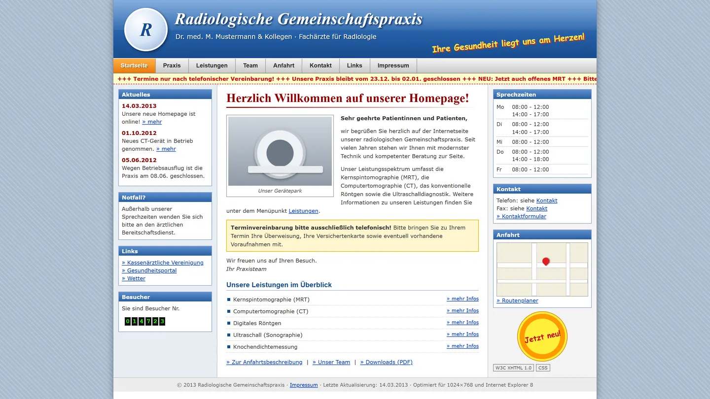 Nachgestellte, typische Praxis-Website von gestern: blauer Kopf mit rundem Logo, Laufschrift mit dem Hinweis auf telefonische Terminvereinbarung, Seitenleisten mit Aktuellem, Sprechzeiten und Besucherzähler